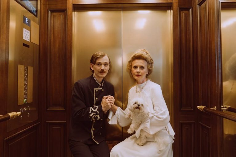 Kako spriječiti skakanje psa na ljude